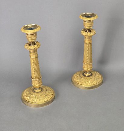 Paire de bougeoirs en bronze doré et ciselé...