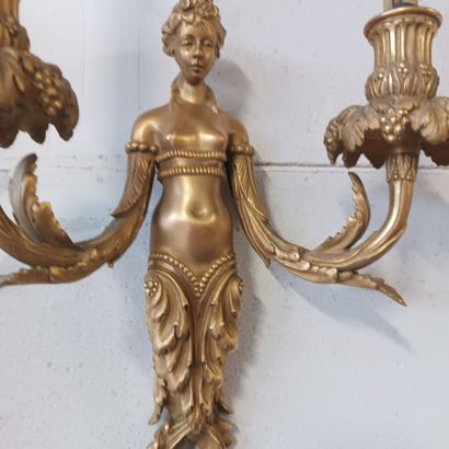 Paire d'appliques en bronze doré et ciselé...
