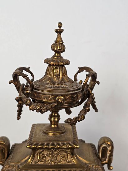 Garniture de cheminée en bronze doré et ciselé.
Comprend...