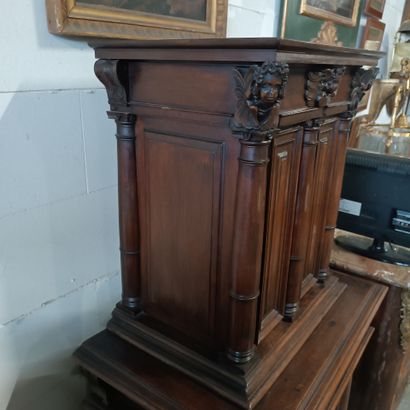 Joli meuble en cabinet à retrait en noyer...