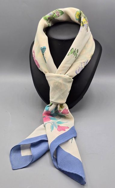 Reunion of 5 scarves:
-Karl LAGARFELD, silk...