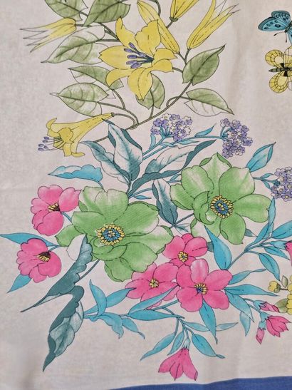 Reunion of 5 scarves:
-Karl LAGARFELD, silk...