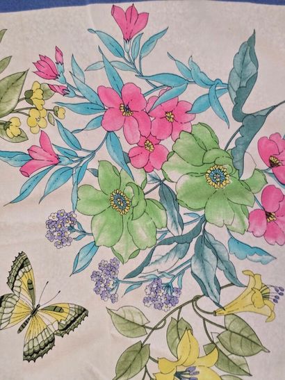 Reunion of 5 scarves:
-Karl LAGARFELD, silk...