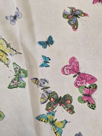 Reunion of 5 scarves:
-Karl LAGARFELD, silk...