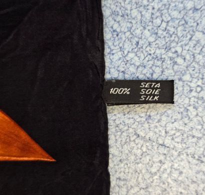 Reunion of 5 scarves:
-Karl LAGARFELD, silk...