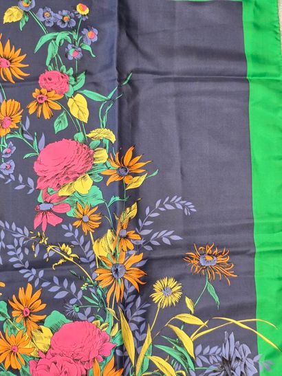 Reunion of 5 scarves:
-Karl LAGARFELD, silk...