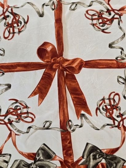 Reunion of 5 scarves:
-Karl LAGARFELD, silk...