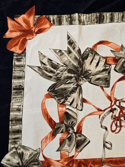 Reunion of 5 scarves:
-Karl LAGARFELD, silk...