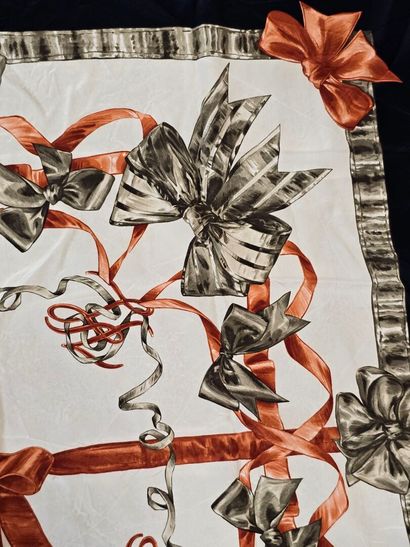 Reunion of 5 scarves:
-Karl LAGARFELD, silk...