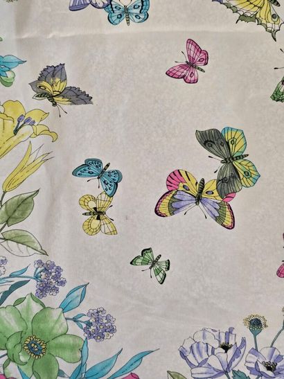 Reunion of 5 scarves:
-Karl LAGARFELD, silk...