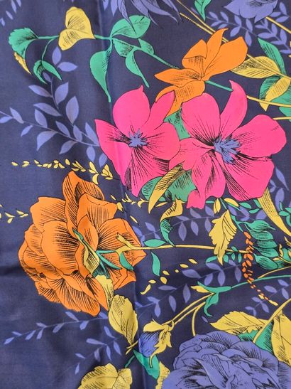 Reunion of 5 scarves:
-Karl LAGARFELD, silk...