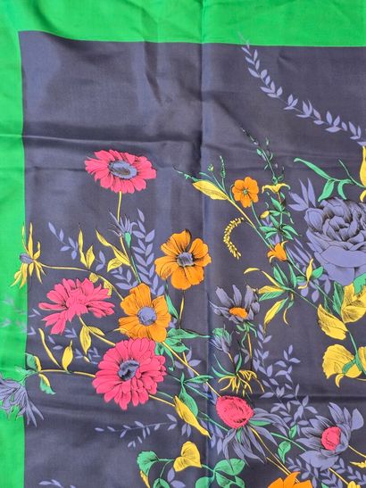 Reunion of 5 scarves:
-Karl LAGARFELD, silk...