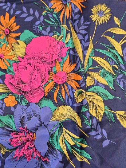 Reunion of 5 scarves:
-Karl LAGARFELD, silk...