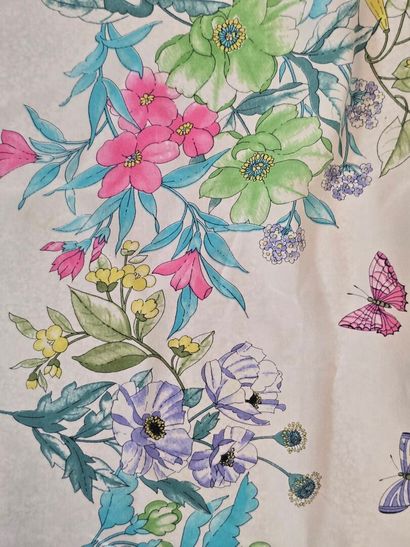 Reunion of 5 scarves:
-Karl LAGARFELD, silk...