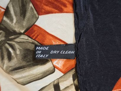Reunion of 5 scarves:
-Karl LAGARFELD, silk...