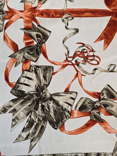 Reunion of 5 scarves:
-Karl LAGARFELD, silk...