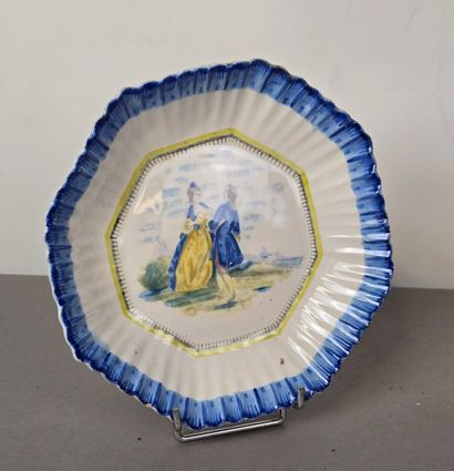 Assiette creuse à pans en faïence polychrome...