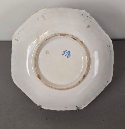 Assiette creuse à pans en faïence polychrome...