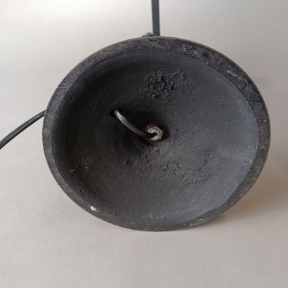 Pied de lampe en métal laqué noir.
Orné de...