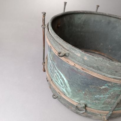 Ancien tambour/percussion en cuivre et laiton.
Vendu...