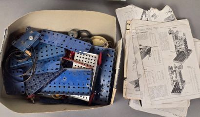 Réunion de trois boites de jeux :
- MECANO,...