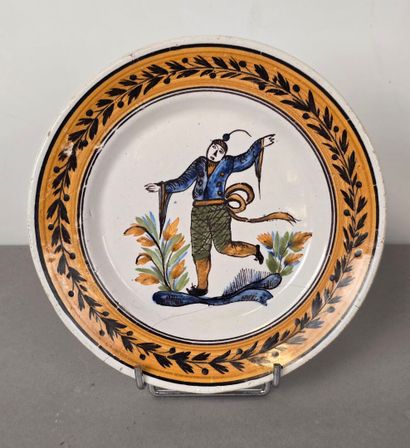 Assiette en faïence polychrome à décor en...