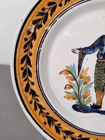 Assiette en faïence polychrome à décor en...