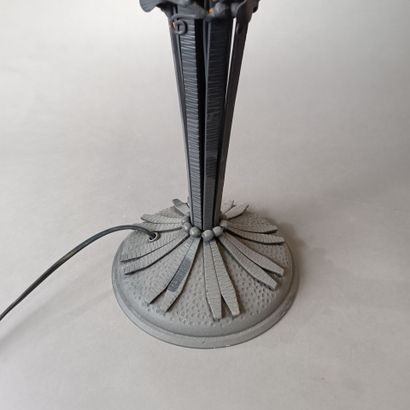 Pied de lampe en métal laqué noir.
Orné de...