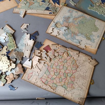 Lot de puzzles formant planisphère par P...