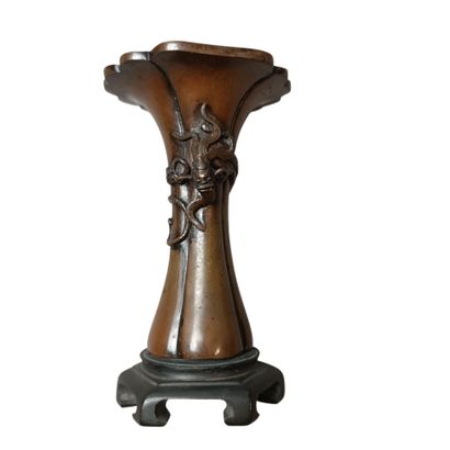 CHINE
Vase en bronze patiné de forme évasée...