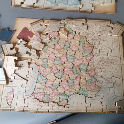 Lot de puzzles formant planisphère par P...