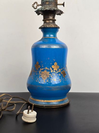 Lampe à pétrole en opaline à décor rehaussé...