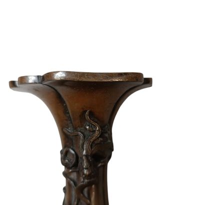 CHINE
Vase en bronze patiné de forme évasée...