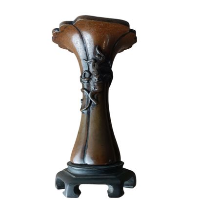 CHINE
Vase en bronze patiné de forme évasée...