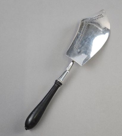 Pelle à poisson en argent.
Décor gravé d'un...