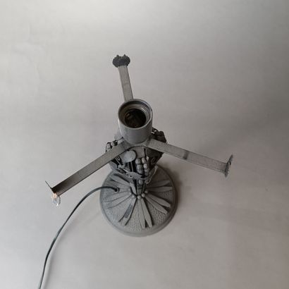 Pied de lampe en métal laqué noir.
Orné de...