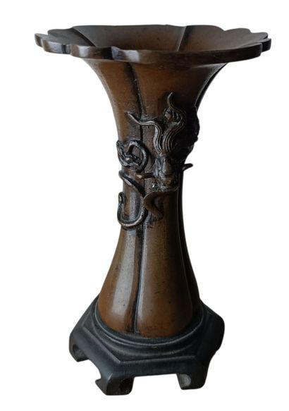 CHINE
Vase en bronze patiné de forme évasée...