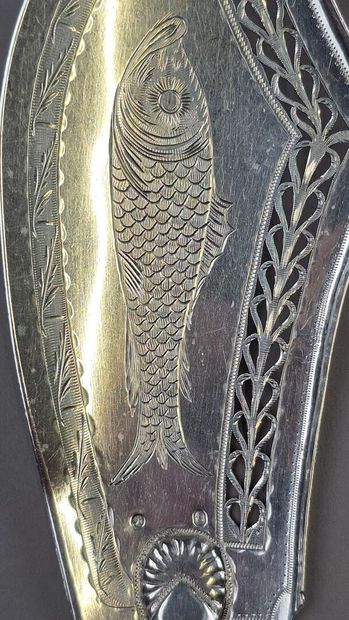 Pelle à poisson en argent.
Décor gravé d'un...
