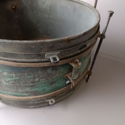 Ancien tambour/percussion en cuivre et laiton.
Vendu...