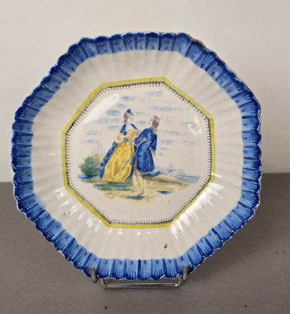 Assiette creuse à pans en faïence polychrome...