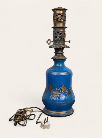 Lampe à pétrole en opaline à décor rehaussé...