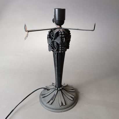 Pied de lampe en métal laqué noir.
Orné de...