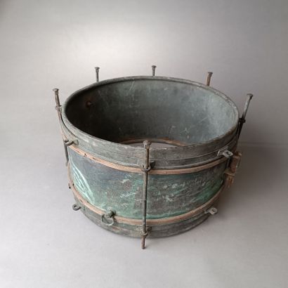 Ancien tambour/percussion en cuivre et laiton.
Vendu...