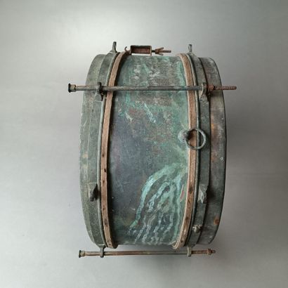 Ancien tambour/percussion en cuivre et laiton.
Vendu...