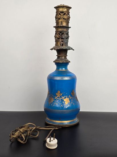 Lampe à pétrole en opaline à décor rehaussé...