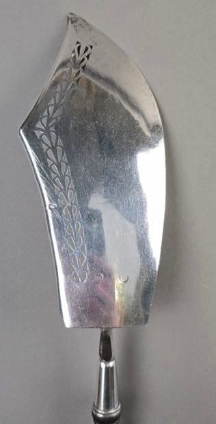 Pelle à poisson en argent.
Décor gravé d'un...