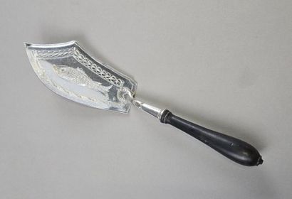 Pelle à poisson en argent.
Décor gravé d'un...