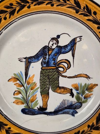 Assiette en faïence polychrome à décor en...