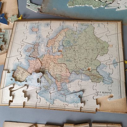 Lot de puzzles formant planisphère par P...
