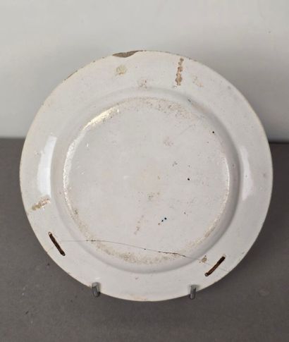 Assiette en faïence polychrome à décor en...